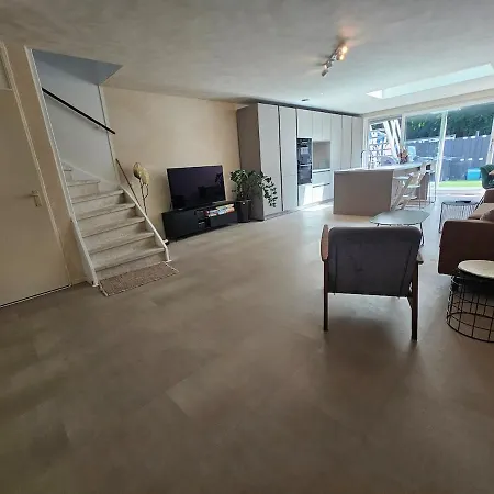 Unique Luxury Family At Gein Metrostation